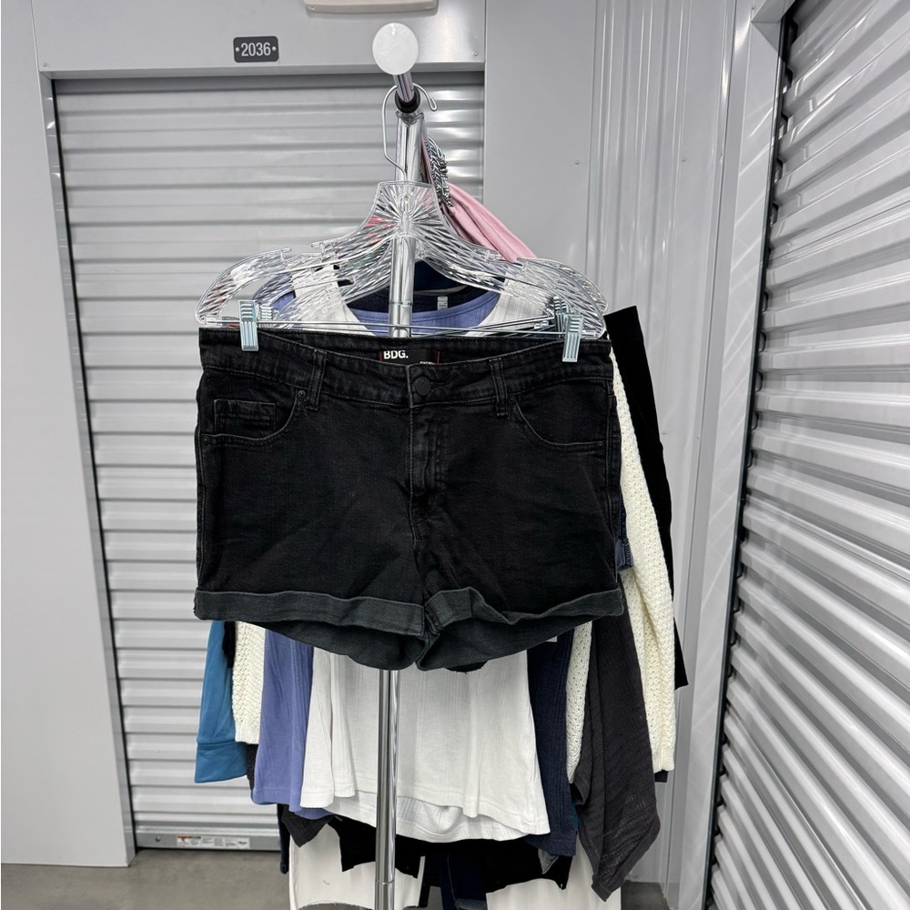 Urban Outfitters | BDG Shortie Shorts in Black | size 32